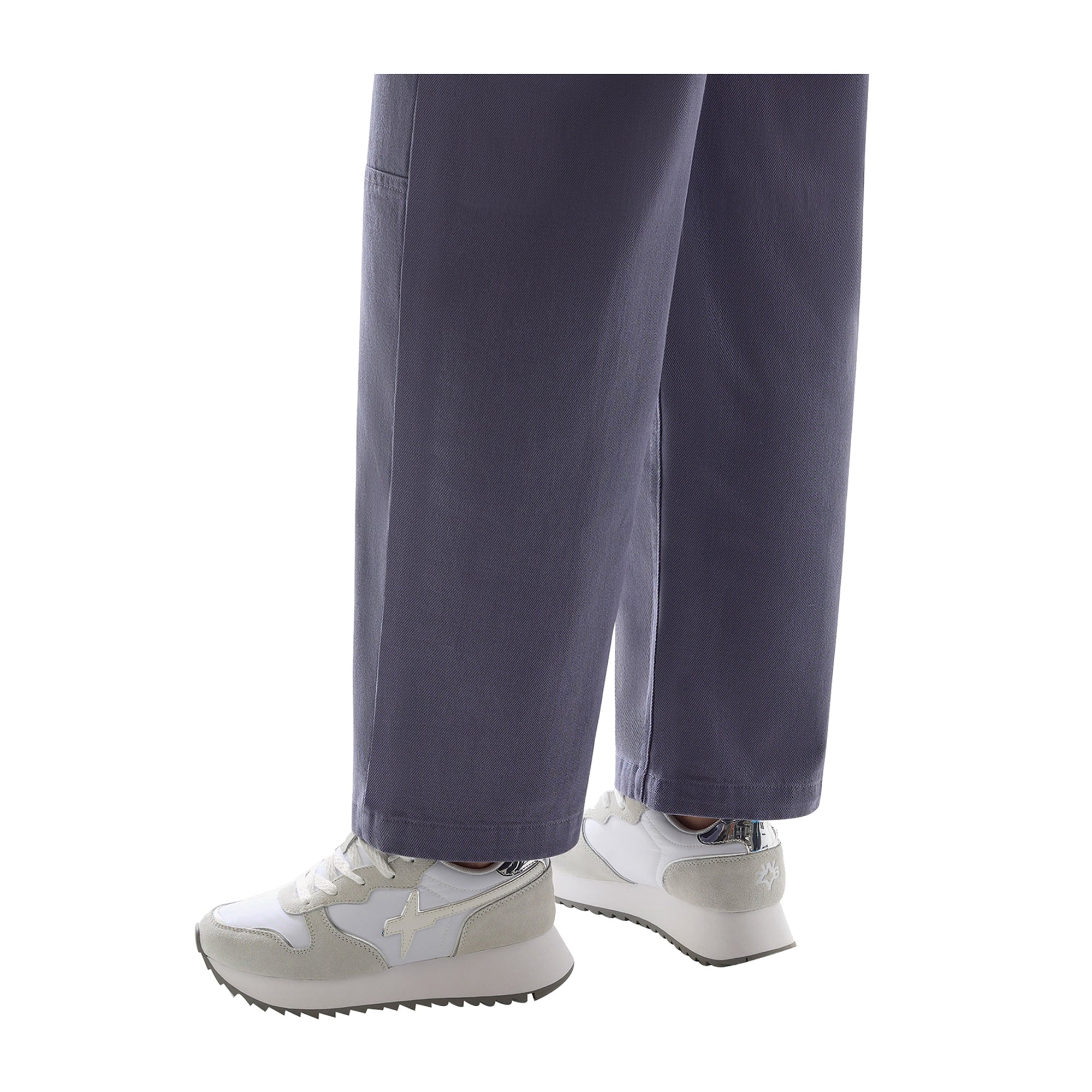 Sneakers Donna in suede e tessuto tecnico Bianco-Argento modella