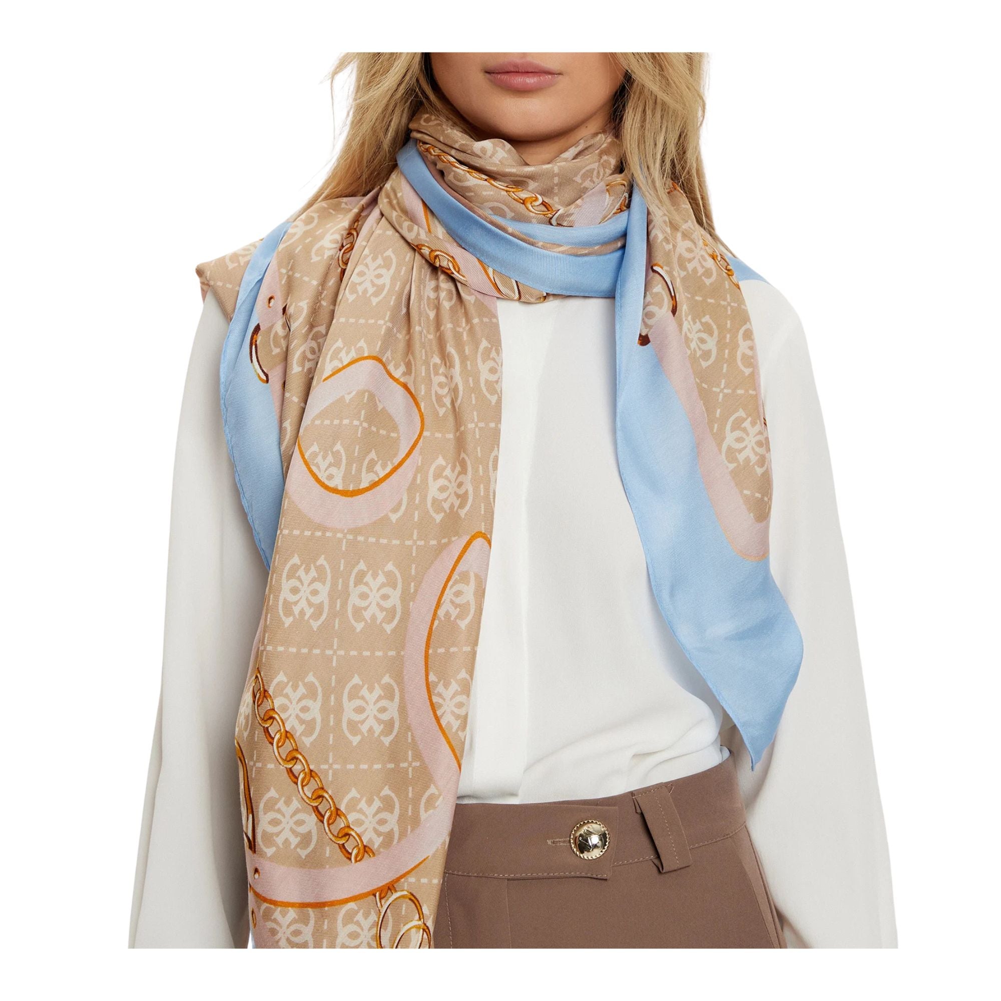 Guess Foulard Donna con logo all over Beige e Celeste modella frontale ravvicinata
