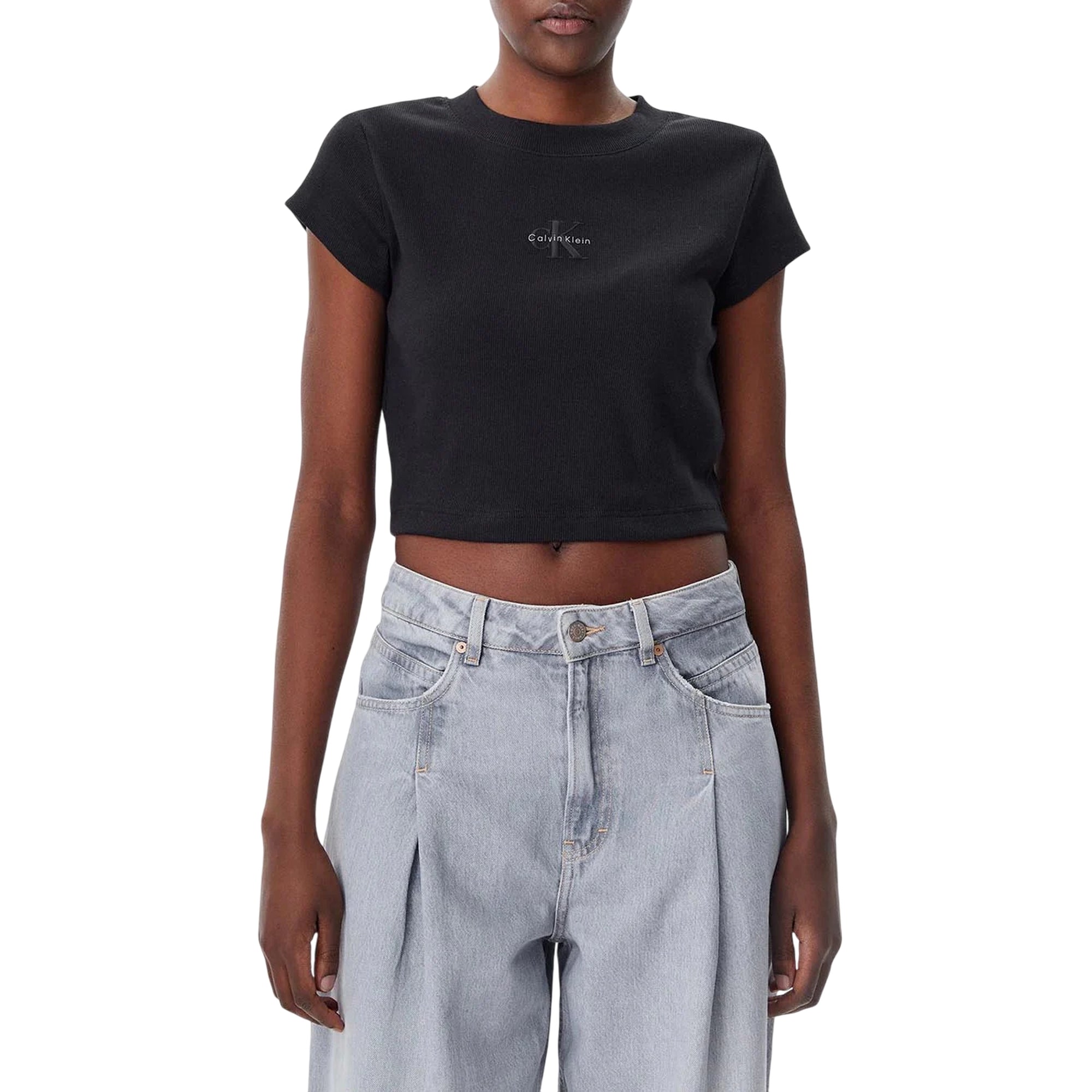 T-shirt Donna dal taglio cropped Nero modella frontale