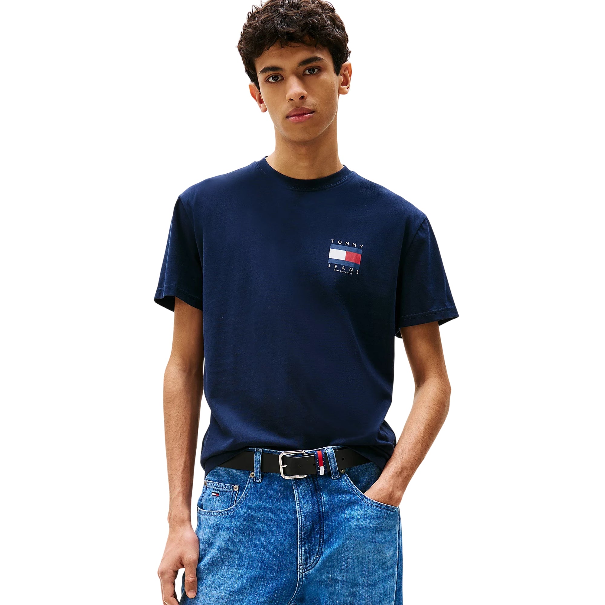 Acquista subito la T-shirt Uomo, realizzata in puro cotone, maniche corte e logo oversize sul retro, firmata Tommy Hilfiger. Vieni a scoprire tutta la collezione su noisport.it