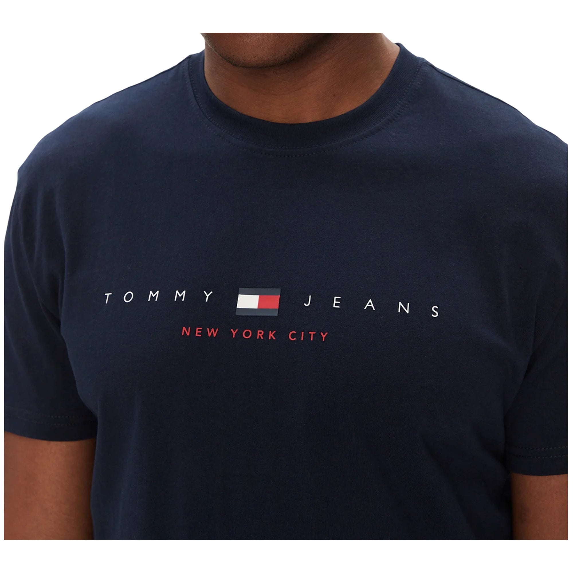 Acquista subito la T-shirt Uomo, realizzata in puro cotone, scollatura a giro collo, maniche corte e logo sul petto, firmata Tommy Hilfiger. Vieni a scoprire tutta la collezione su noisport.it