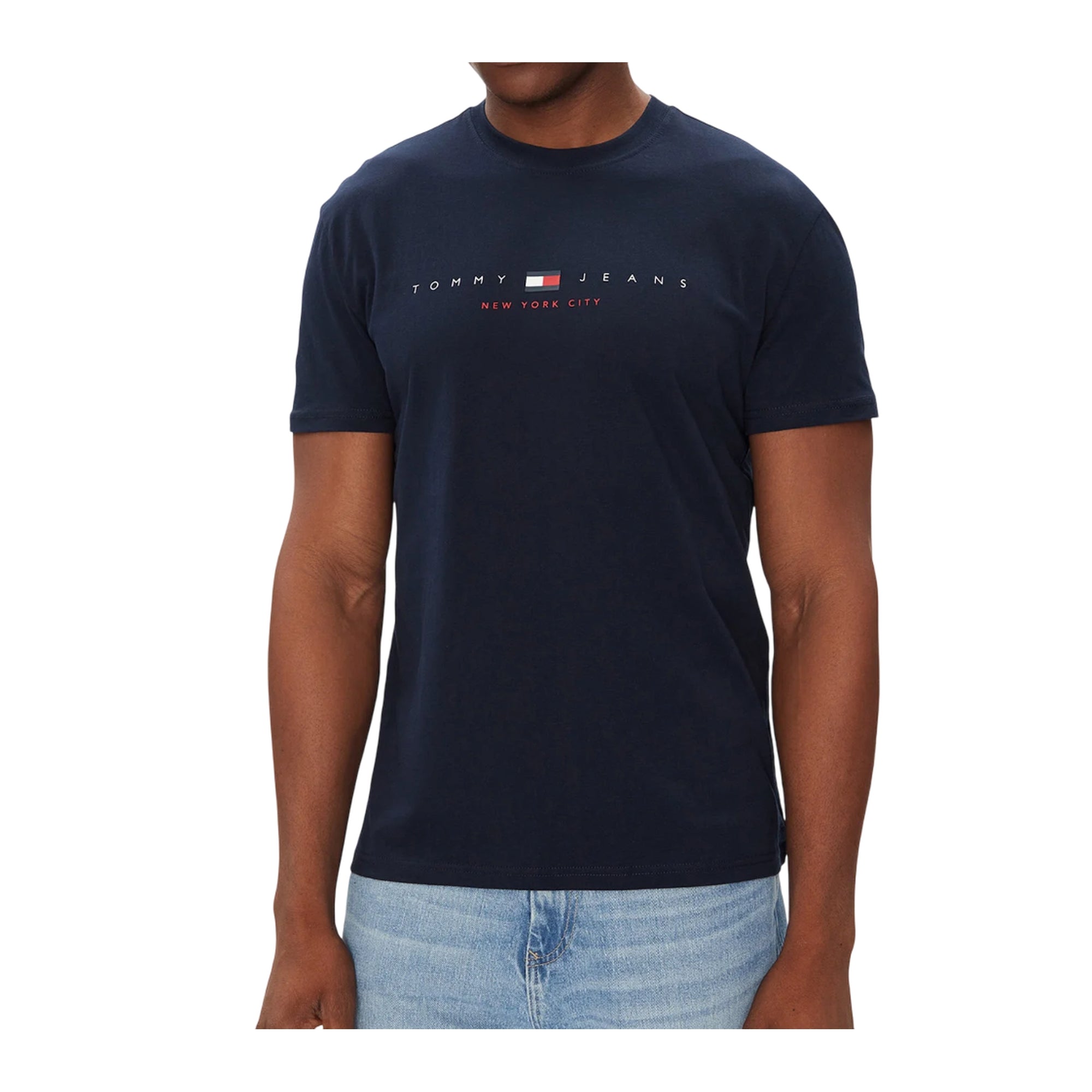 Acquista subito la T-shirt Uomo, realizzata in puro cotone, scollatura a giro collo, maniche corte e logo sul petto, firmata Tommy Hilfiger. Vieni a scoprire tutta la collezione su noisport.it