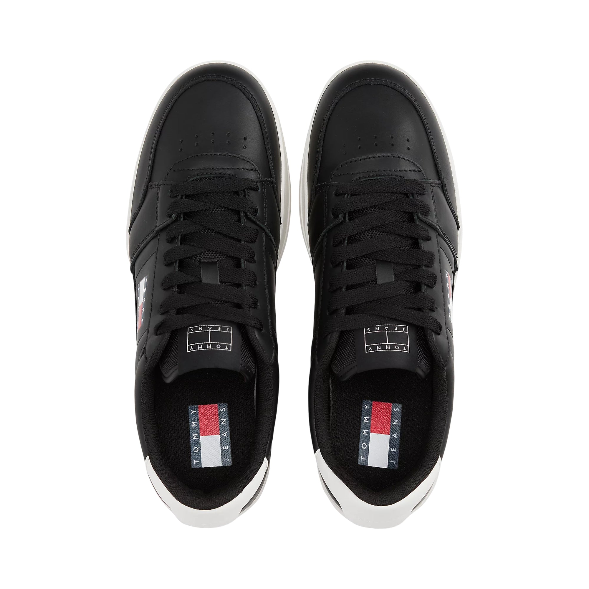 Acquista subito la Sneakers Uomo, modello basso e stringate, suola di gomma e soletta rimovibile e logo sul lato e sulla linguetta, firmate Tommy Hilfiger. Vieni a scoprire tutta la collezione su noisport.it