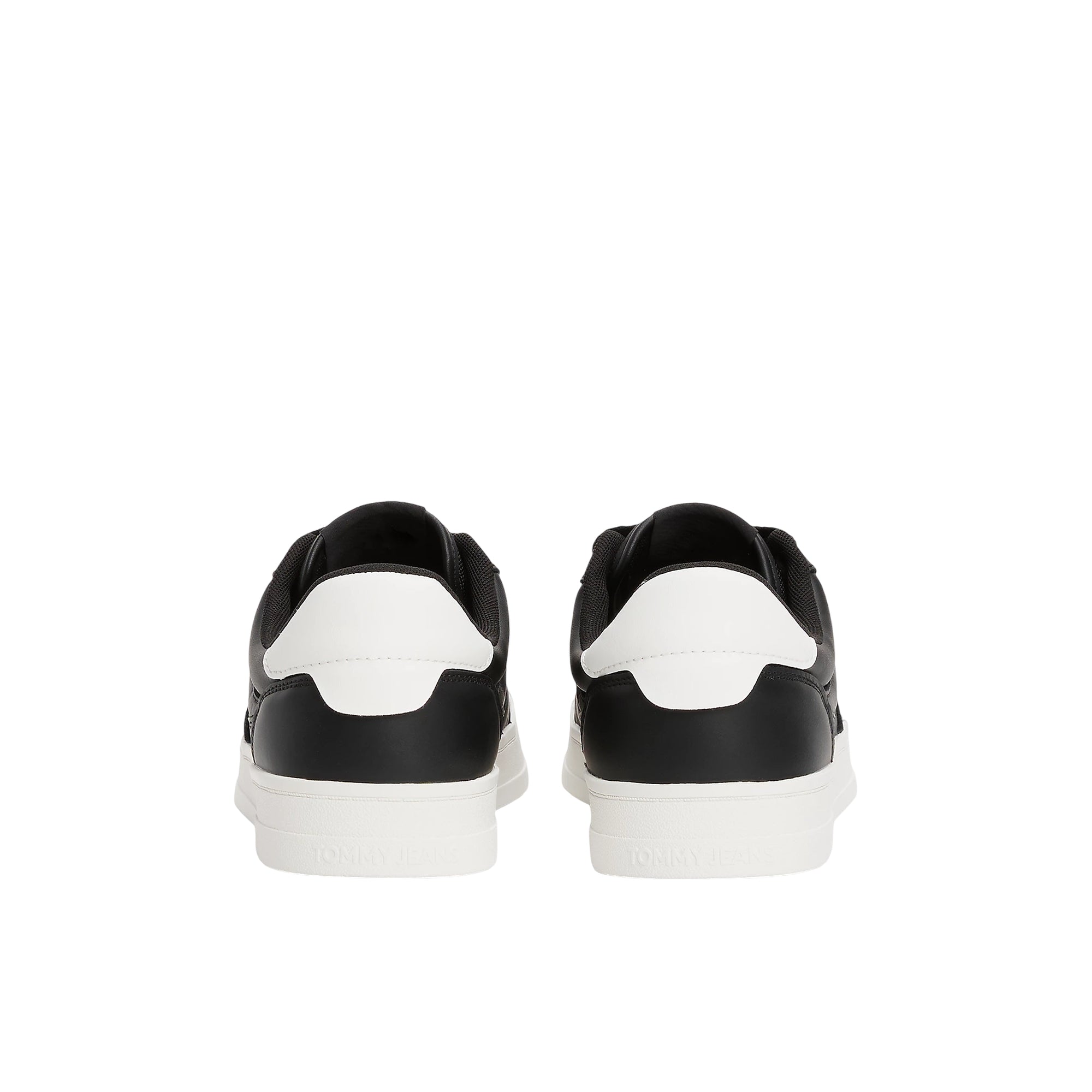 Acquista subito la Sneakers Uomo, modello basso e stringate, suola di gomma e soletta rimovibile e logo sul lato e sulla linguetta, firmate Tommy Hilfiger. Vieni a scoprire tutta la collezione su noisport.it