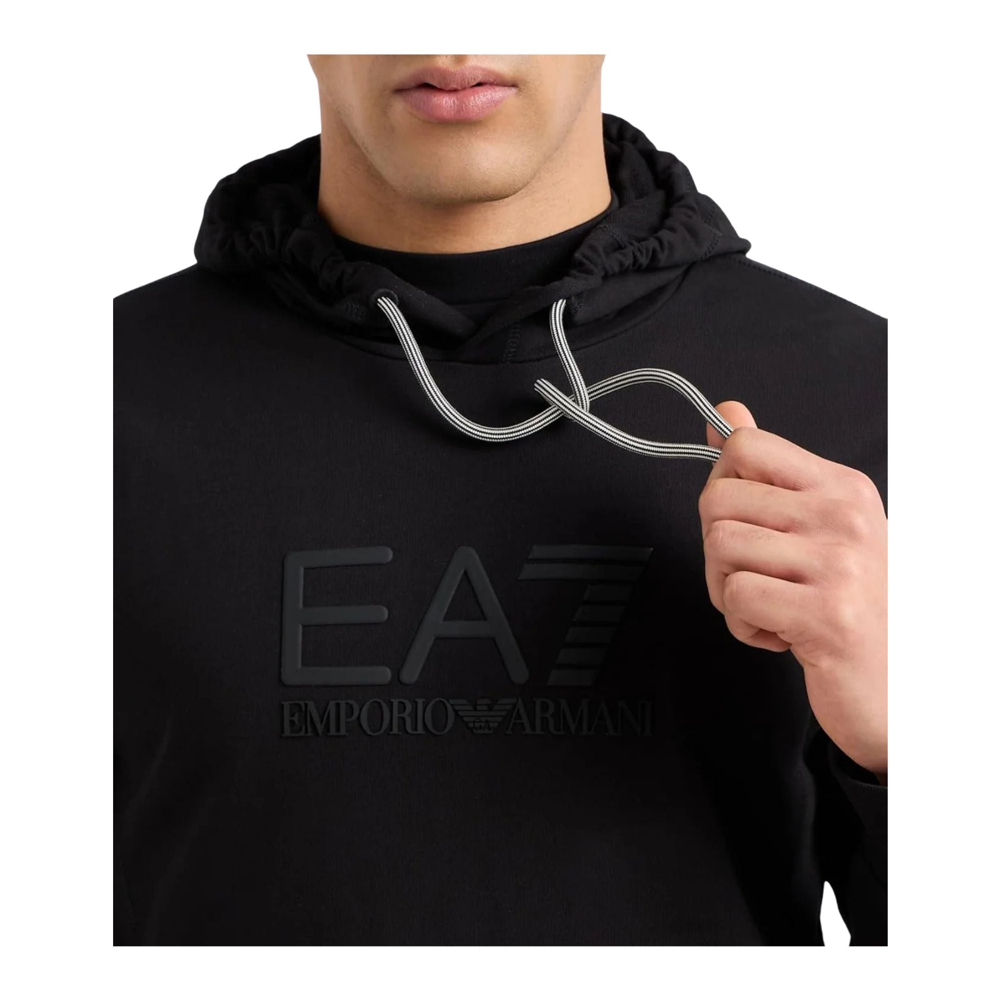 Felpa Uomo tinta unita nera con logo frontale modello frontale ravvicinato