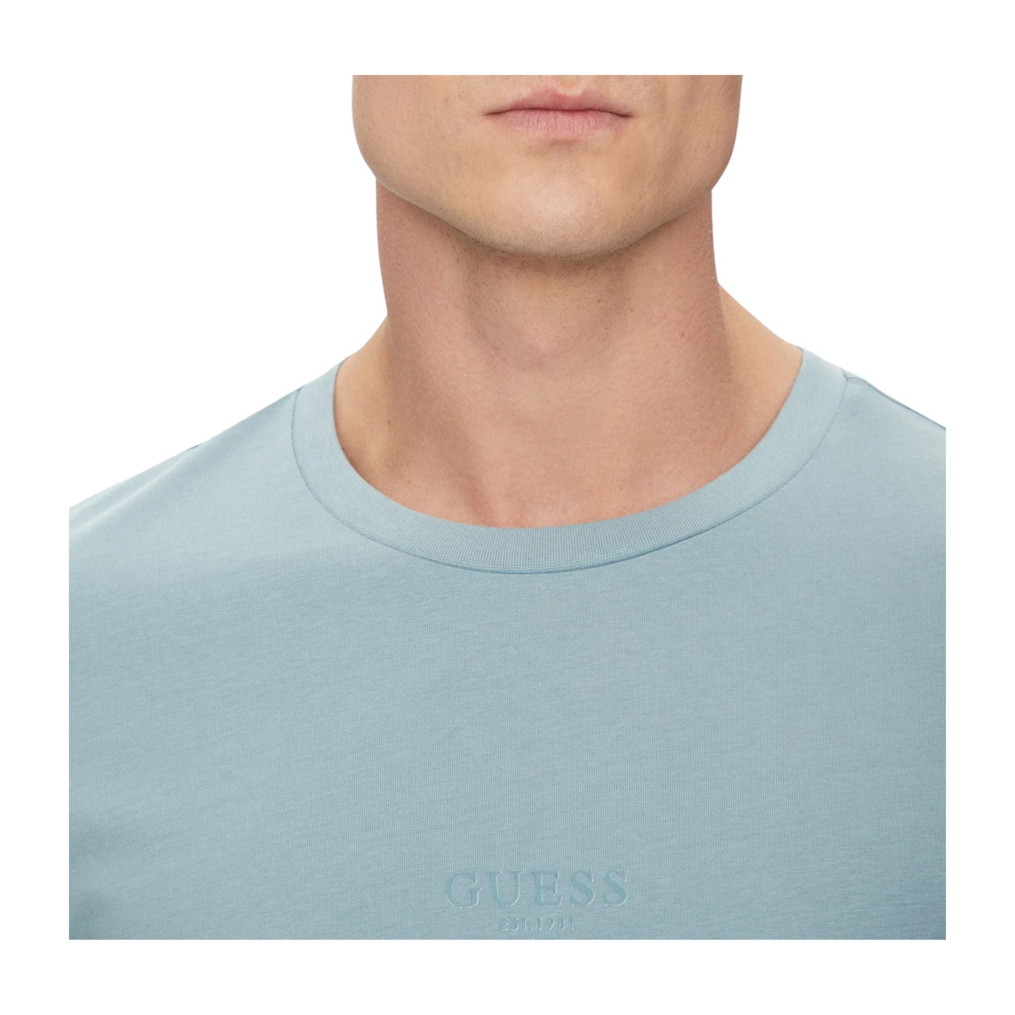 Guess T-shirt Uomo aderente con logo piccolo Celeste dettaglio girocollo