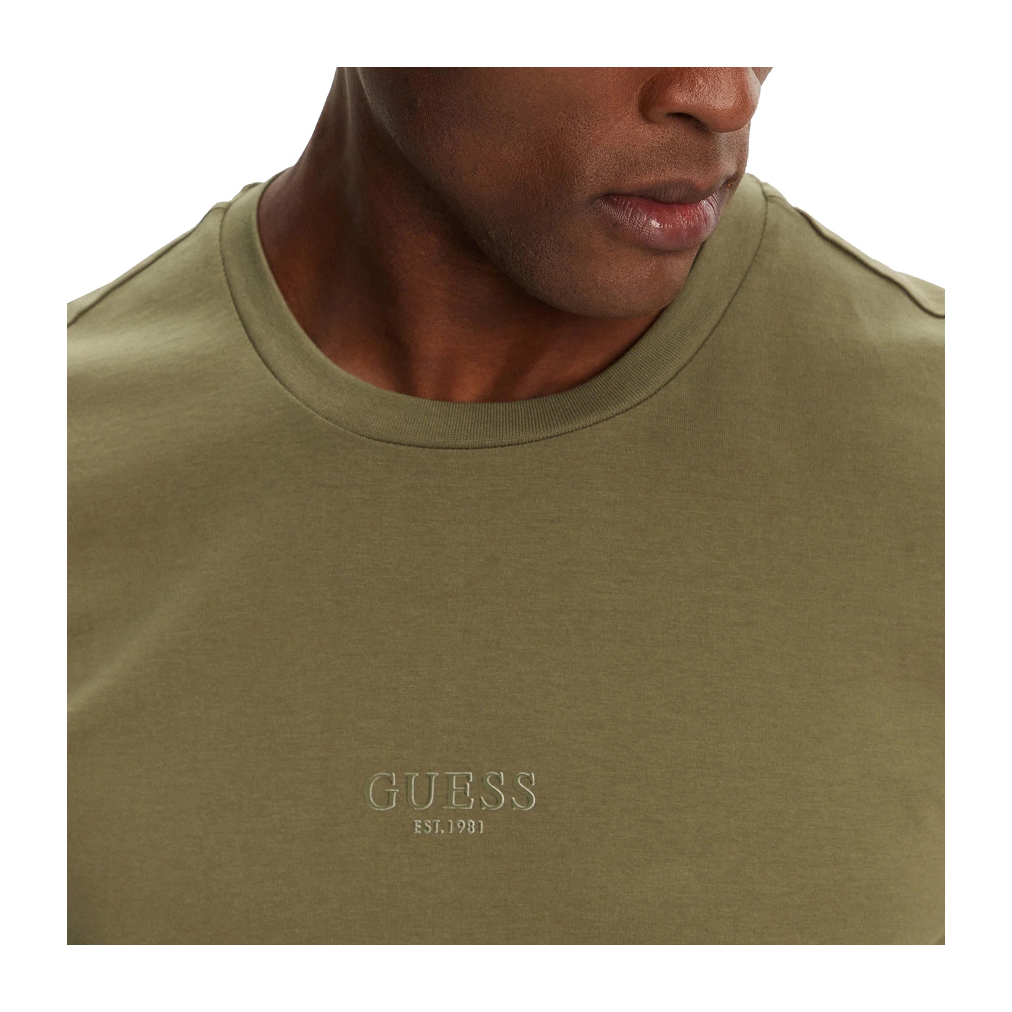 Guess T-shirt Uomo aderente con logo piccolo Verde scuro dettaglion ravvicinato