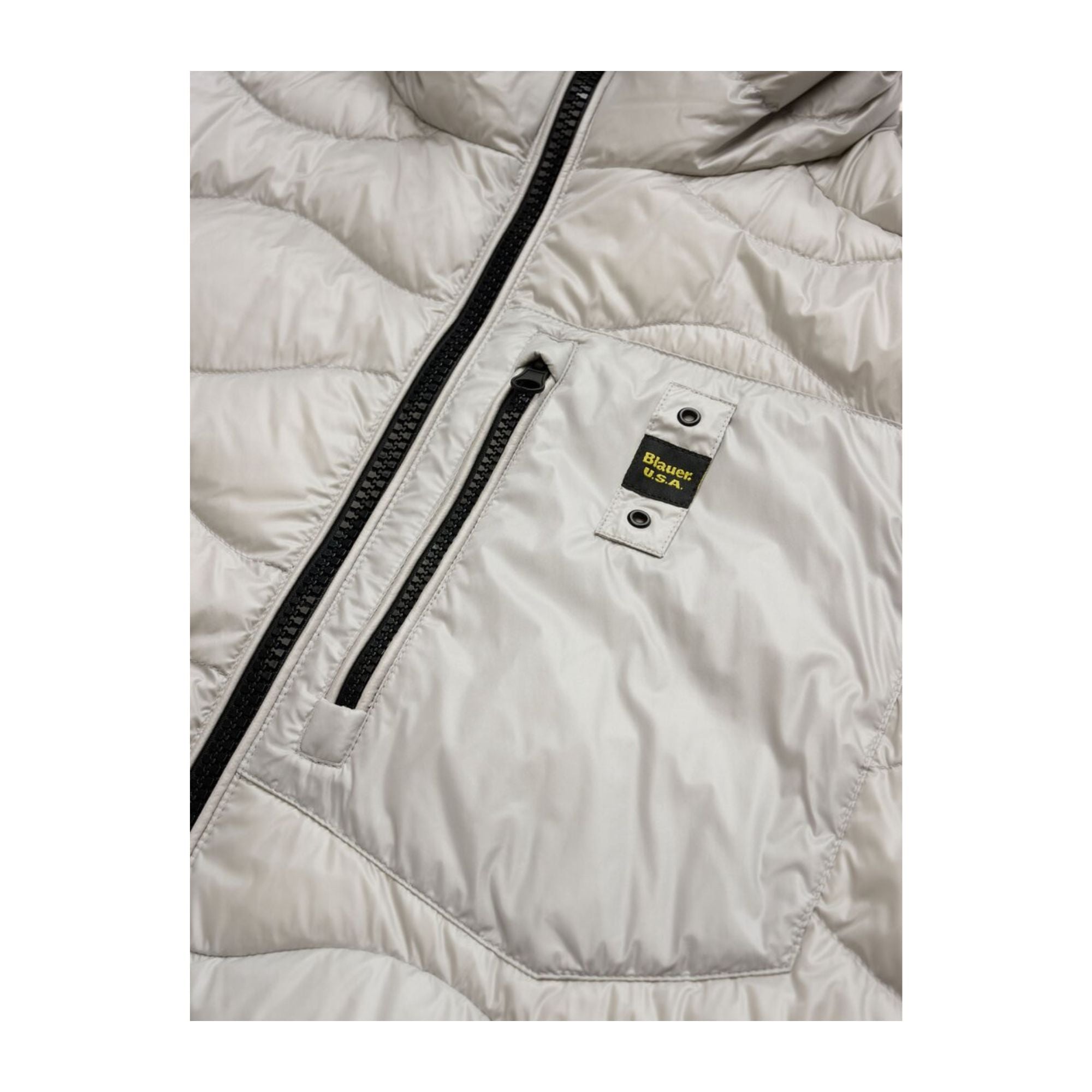 Piumino Uomo corto, linea Wave, con impunture ondulate e cappuccio