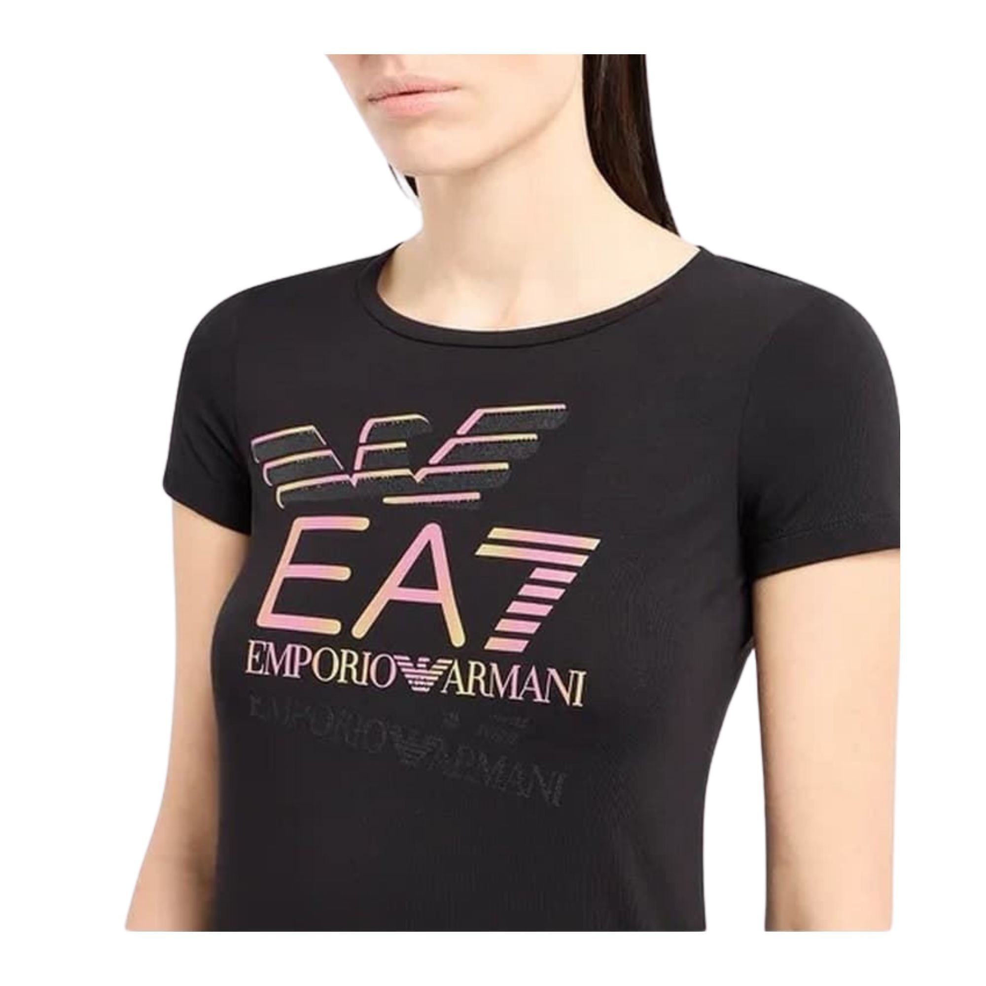 T-shirt girocollo nera da donna con logo modella frontale ravvicinata