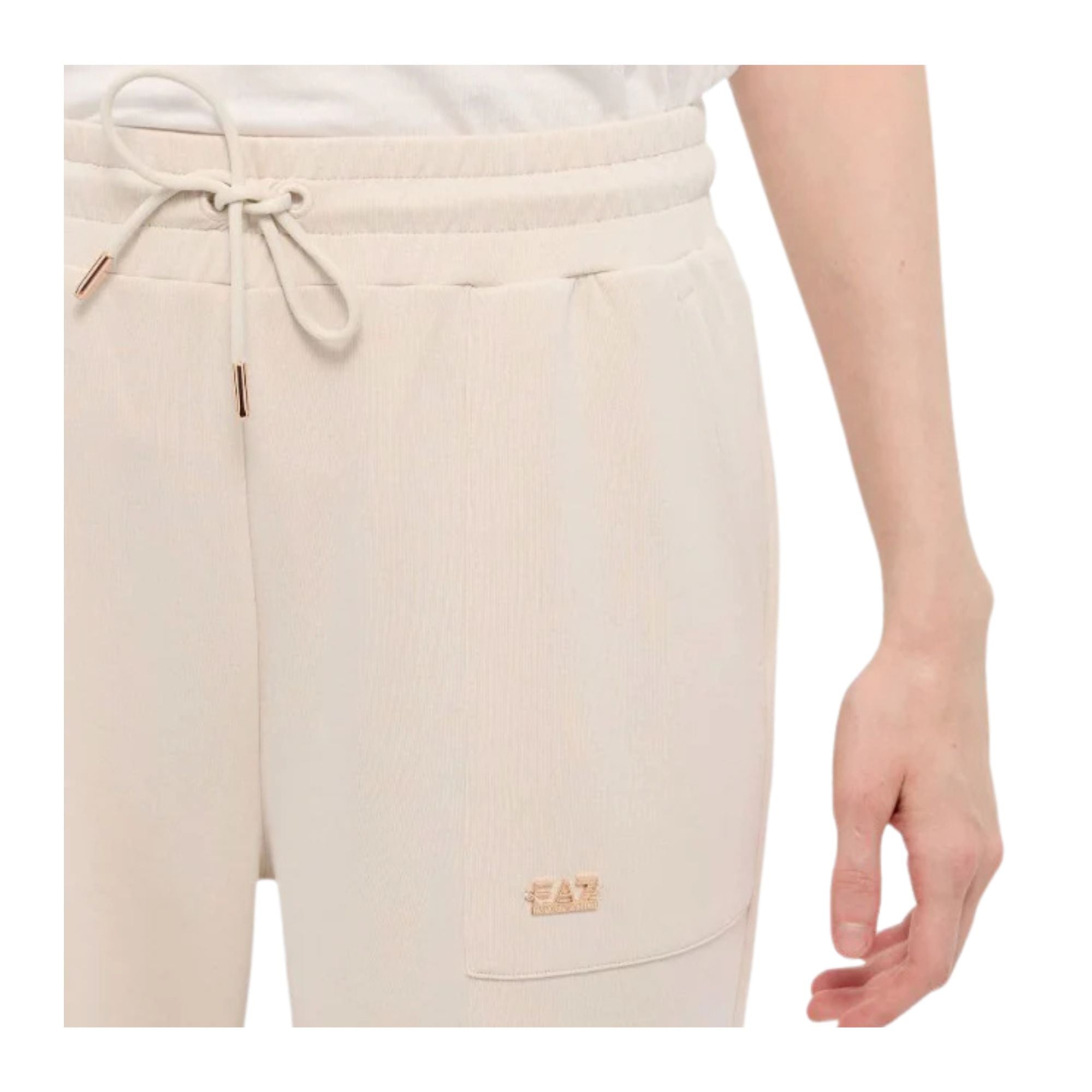 Pantaloni da donna beige con placca mini logo dettaglio