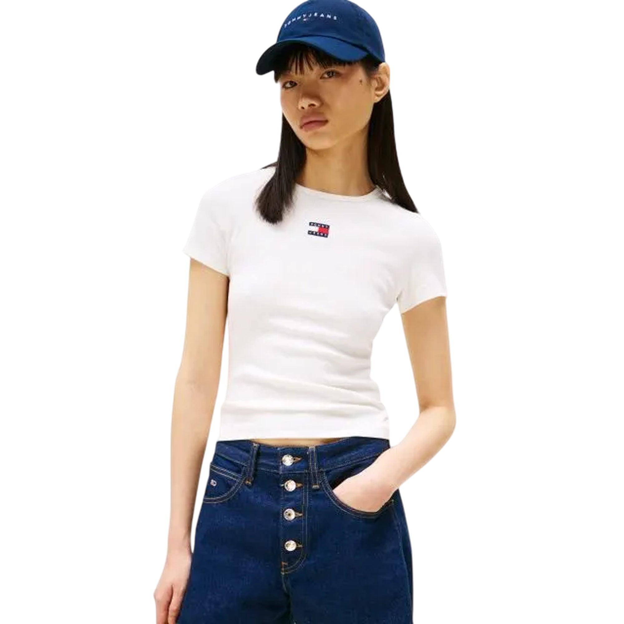 Acquista subito la T-shirt Donna, realizzata in cotone elasticizzato, trama a costine, girocollo, maniche corte e logo sul petto, firmata Tommy Hilfiger. Vieni a scoprire tutta la collezione su noisport.it