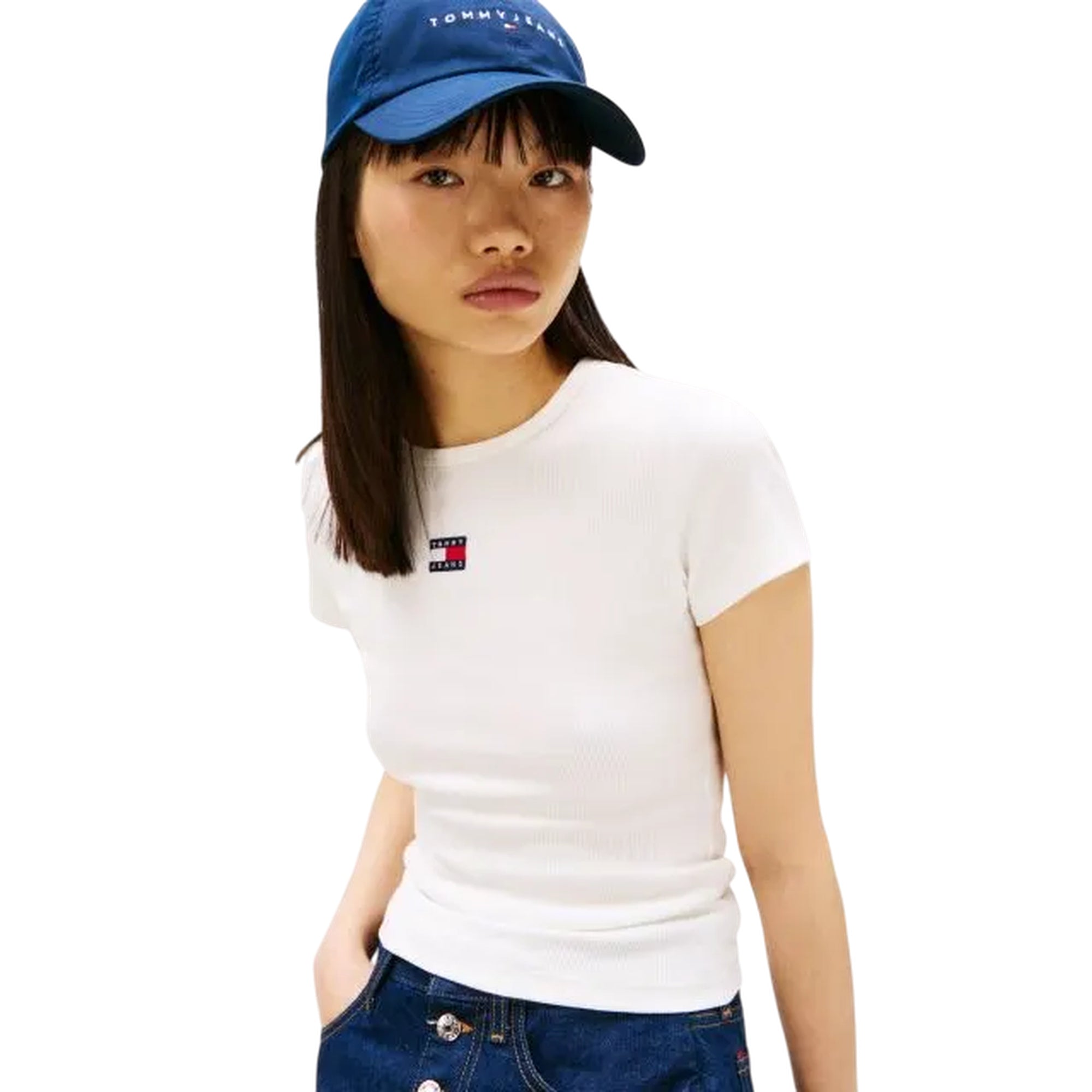 Acquista subito la T-shirt Donna, realizzata in cotone elasticizzato, trama a costine, girocollo, maniche corte e logo sul petto, firmata Tommy Hilfiger. Vieni a scoprire tutta la collezione su noisport.it
