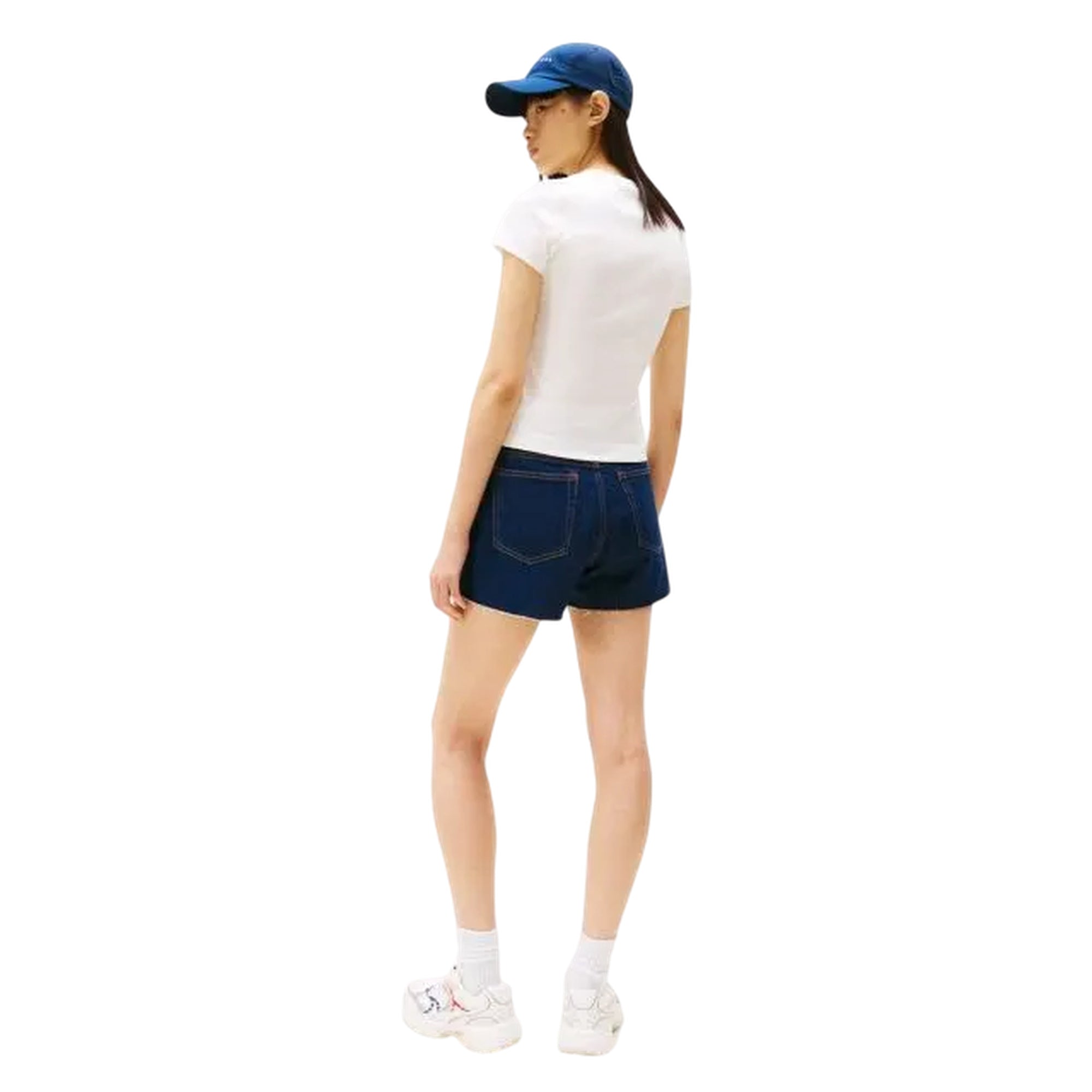 Acquista subito la T-shirt Donna, realizzata in cotone elasticizzato, trama a costine, girocollo, maniche corte e logo sul petto, firmata Tommy Hilfiger. Vieni a scoprire tutta la collezione su noisport.it