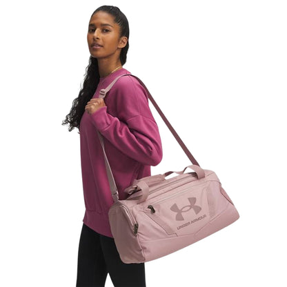 Borsone Unisex Undeniable 5.0 XS Rosa su modella