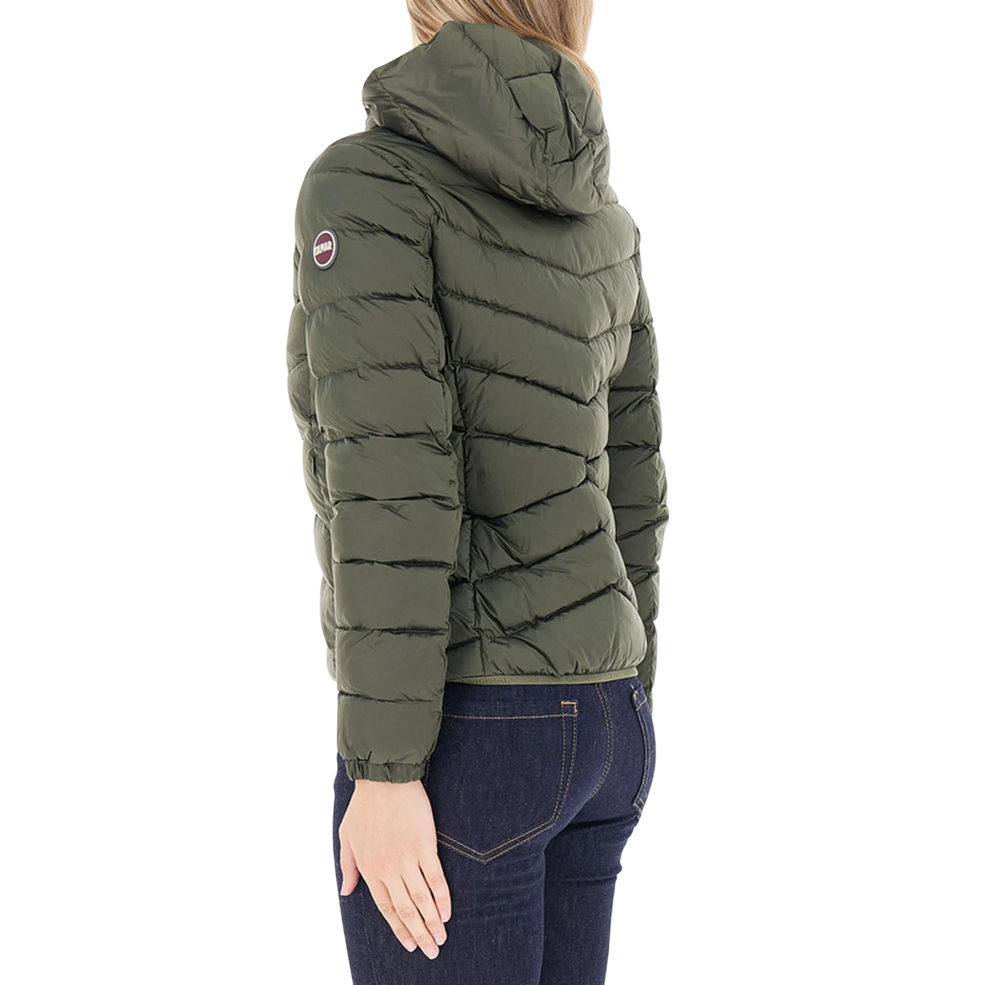 Piumino Donna corto impunture oblique verde militare modella laterale 