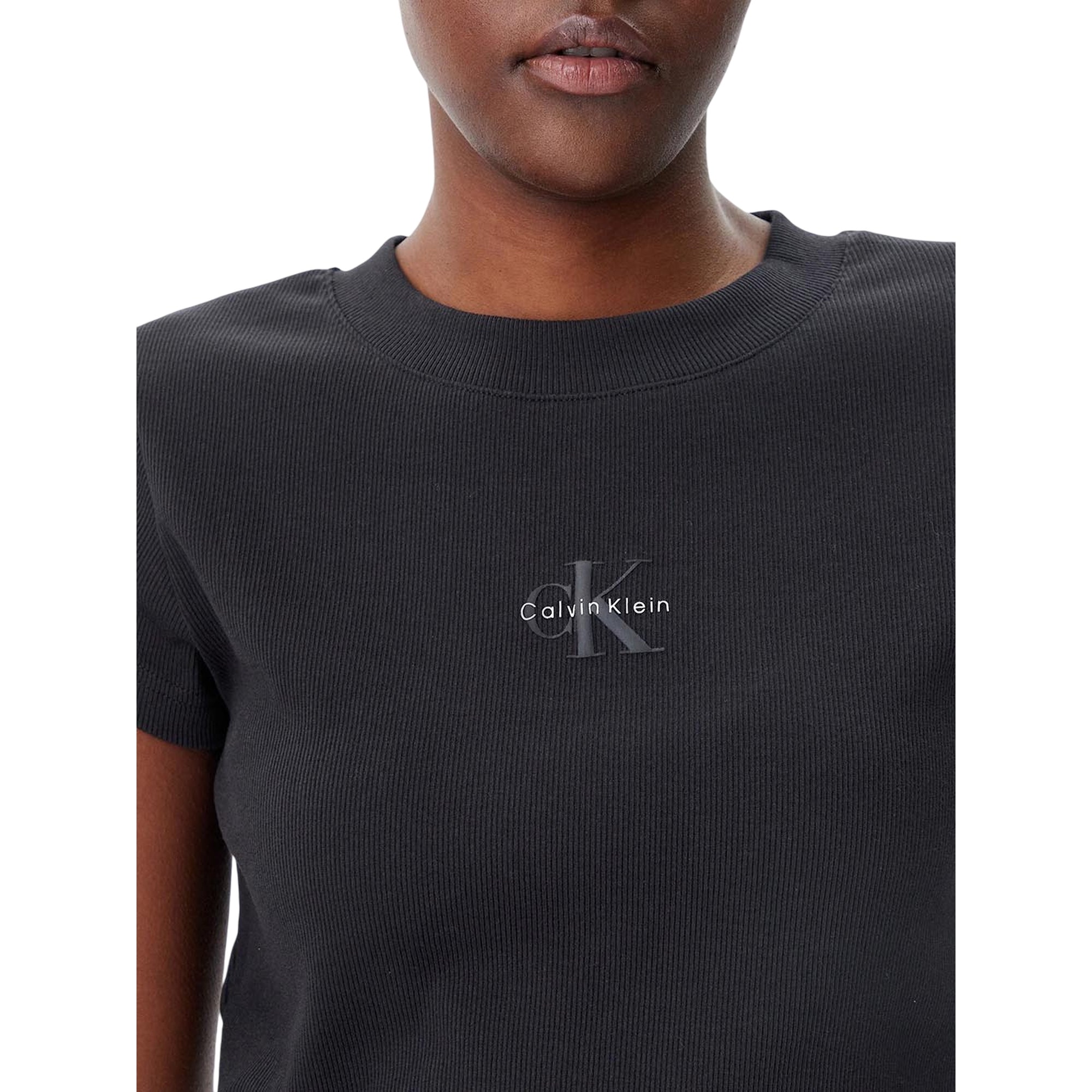 T-shirt Donna dal taglio cropped Nero modella frontale dettaglio