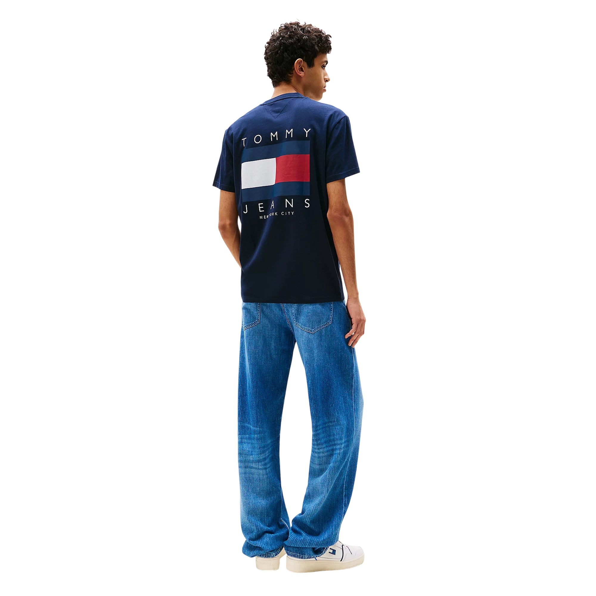 Acquista subito la T-shirt Uomo, realizzata in puro cotone, maniche corte e logo oversize sul retro, firmata Tommy Hilfiger. Vieni a scoprire tutta la collezione su noisport.it