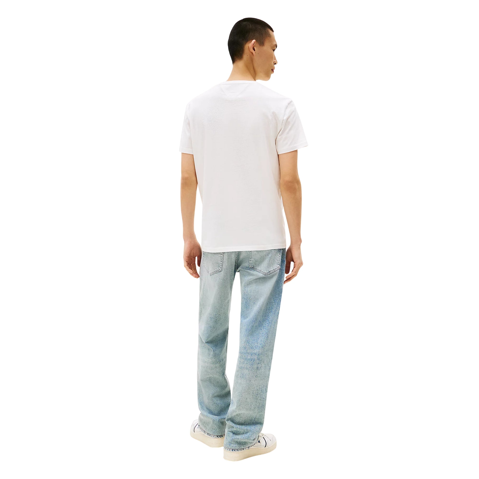 Acquista subito la T-shirt Uomo, realizzata in puro cotone, scollatura a girocollo e maniche corte firmata Tommy Hilfiger. Vieni a scoprire tutta la collezione su noisport.it