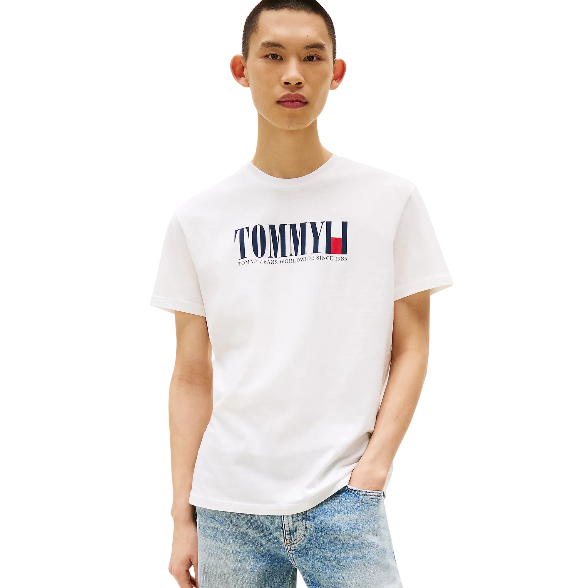 Acquista subito la T-shirt Uomo, realizzata in puro cotone, scollatura a girocollo e maniche corte firmata Tommy Hilfiger. Vieni a scoprire tutta la collezione su noisport.it