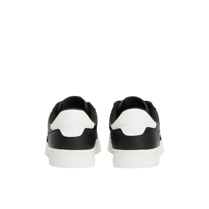 Acquista subito la Sneakers Uomo, modello basso e stringate, suola di gomma e soletta rimovibile e logo sul lato e sulla linguetta, firmate Tommy Hilfiger. Vieni a scoprire tutta la collezione su noisport.it