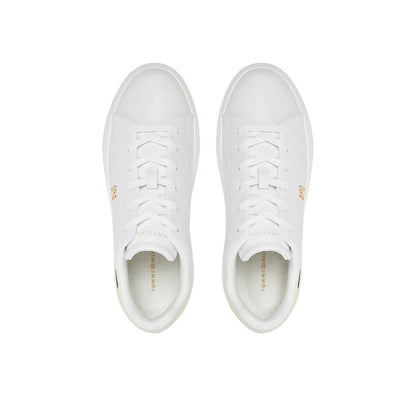 Acquista subito, le Sneakers Donna, dotate da una tomaia irrigidita che offra stabilità, plateau, controtallone  rinforzato e lacci piatti, firmate Tommy Hilfiger. Vieni a scoprire tutta la collezione su noisport.it