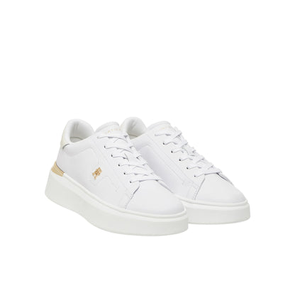 Acquista subito, le Sneakers Donna, dotate da una tomaia irrigidita che offra stabilità, plateau, controtallone  rinforzato e lacci piatti, firmate Tommy Hilfiger. Vieni a scoprire tutta la collezione su noisport.it