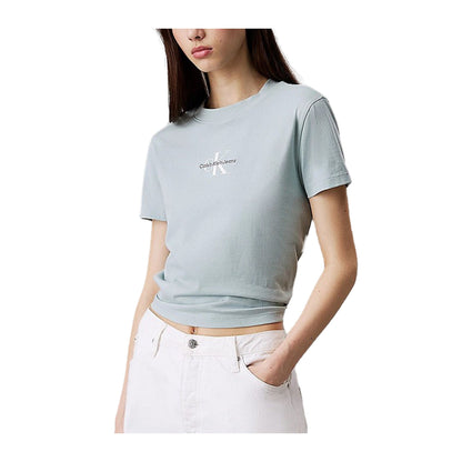 T-shirt Celeste Donna con mini logo frontale modella frontale