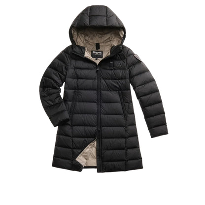 Piumino Donna lungo Agnes, con cappuccio e patch logo sulla manica 