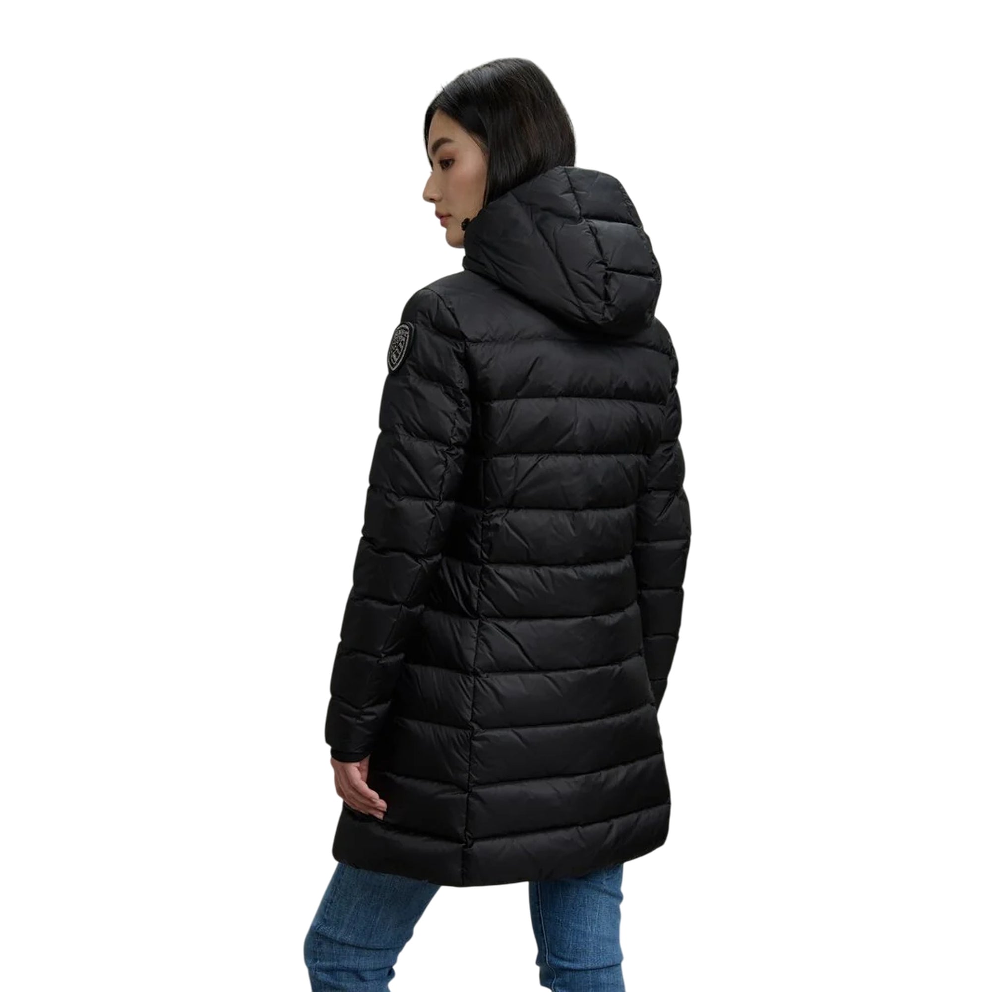 Piumino Donna lungo Agnes, con cappuccio e patch logo sulla manica 