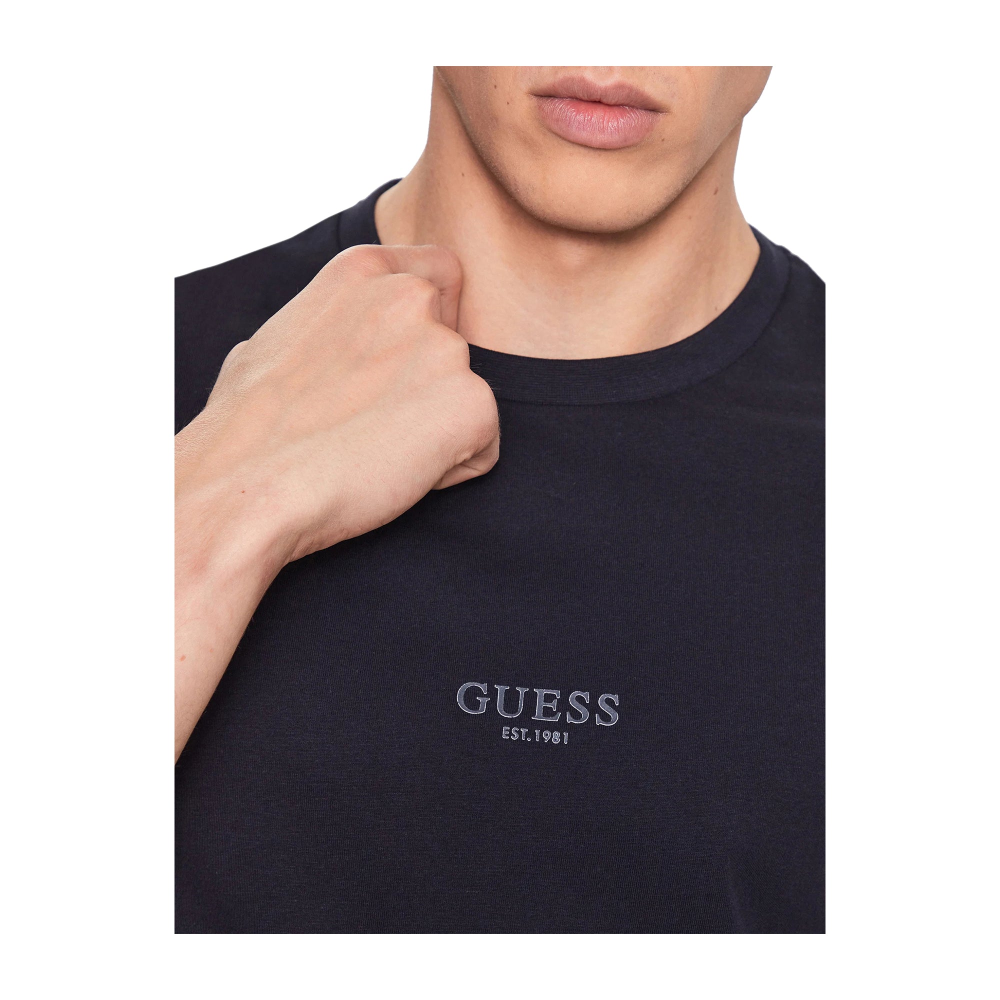 Guess T-shirt Uomo aderente con logo piccolo Blu scuro modello frontale ravvicinato