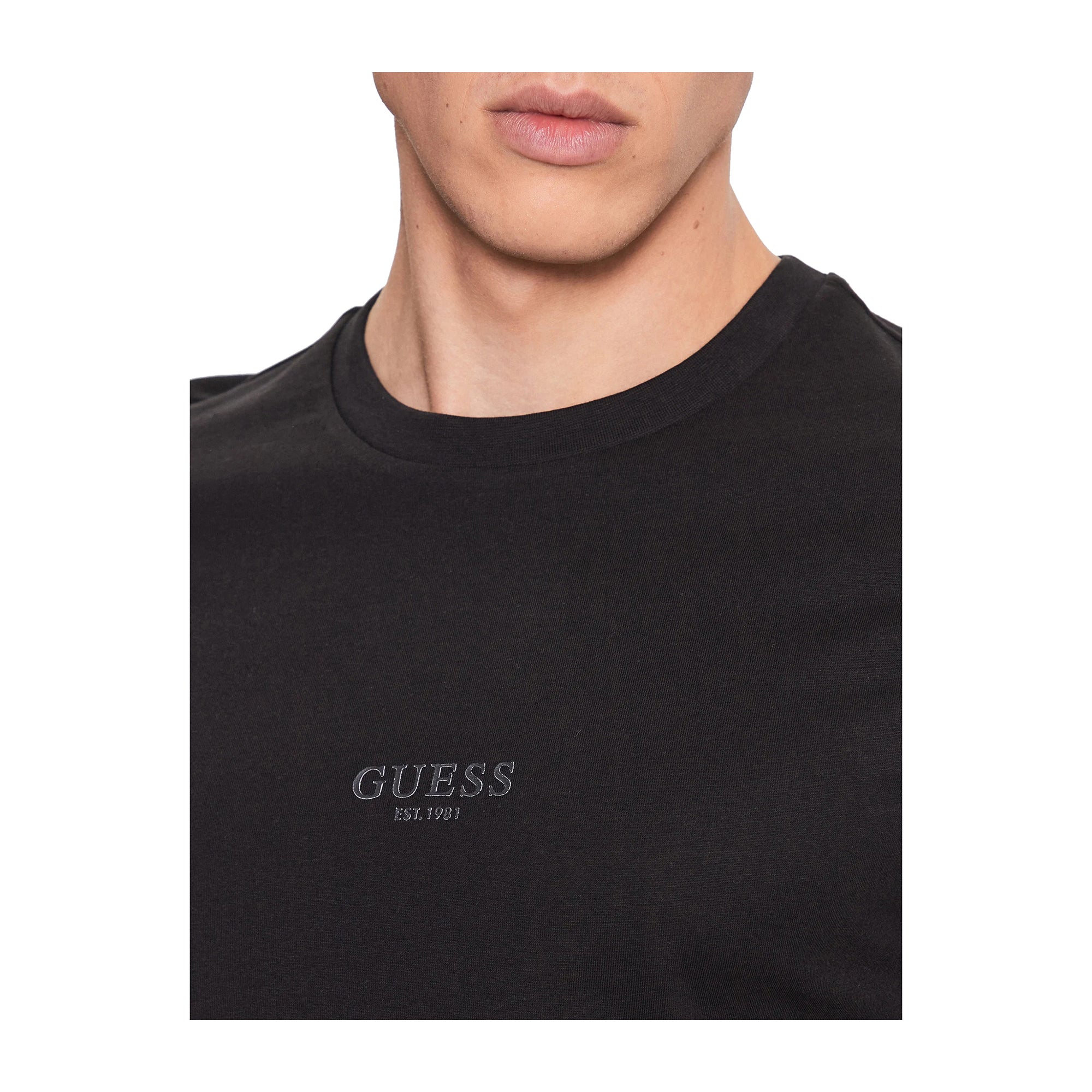 Guess T-shirt Uomo aderente con logo piccolo Nero modello frontale ravvicinato