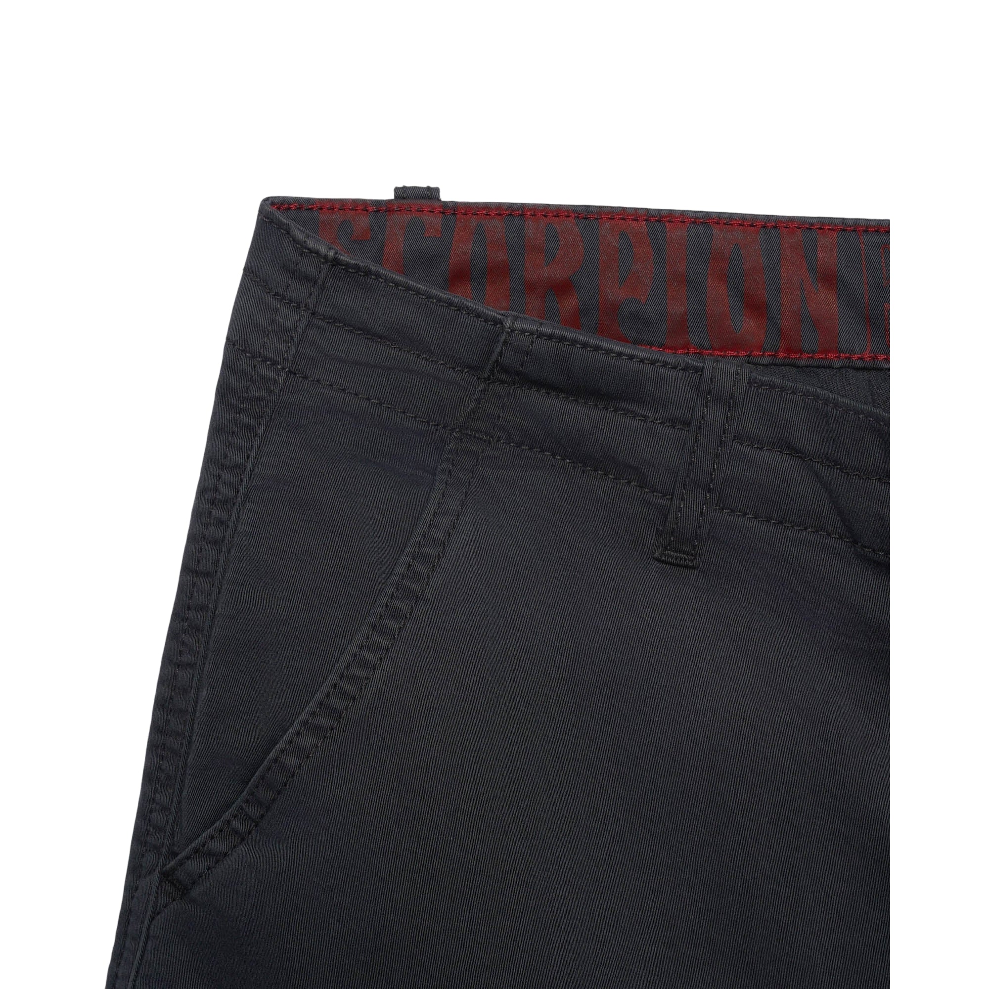 Acquista subito il Bermuda Uomo Cargo, in puro cotone elasticizzato e tasche laterali con patta, firmato Scorpion Bay. Vieni a scoprire tutta la collezione su noisport.it
