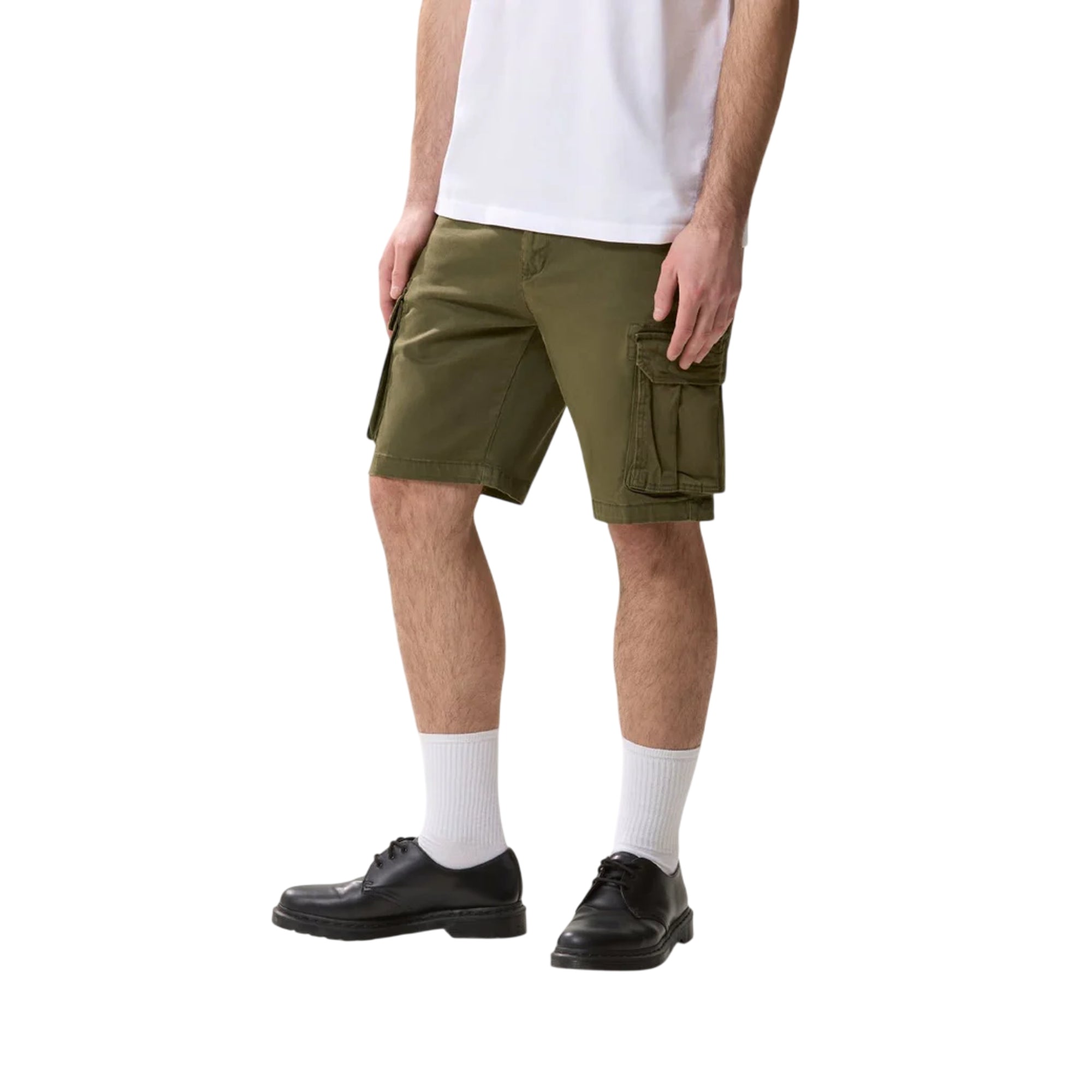 Bermuda cargo Uomo con logo retro Verde modello frontale