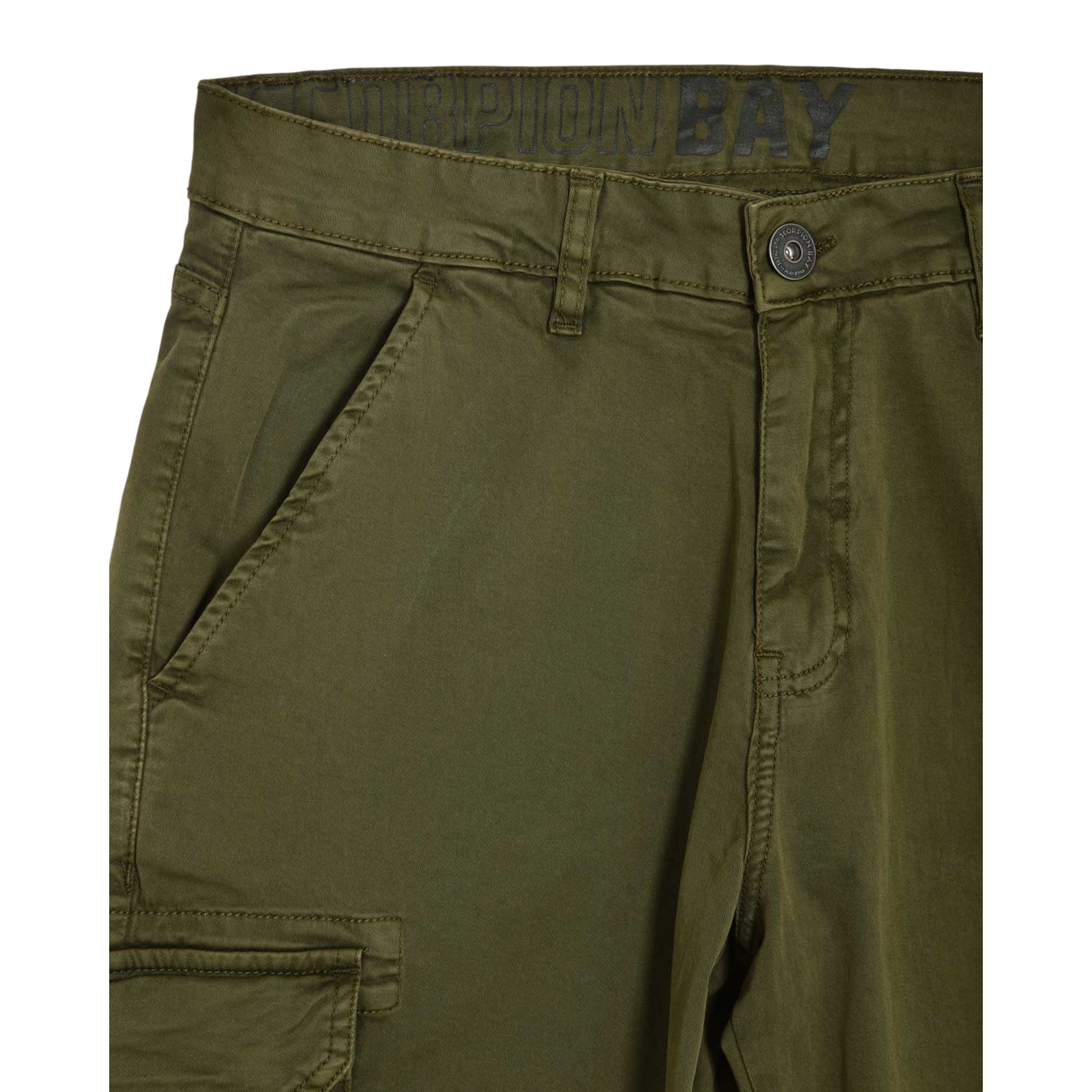 Acquista subito il Pantalone Cargo Uomo, in puro cotone elasticizzato e tasche laterali con patta, firmato Scorpion Bay. Vieni a scoprire tutta la collezione su noisport.it