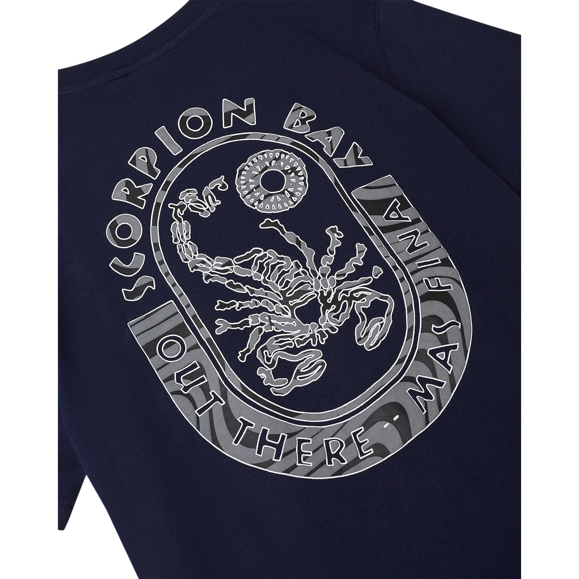 Acquista subito la T-shirt Uomo, in puro cotone a maniche corte, con logo sul petto e maxi stampa sul retro. Vieni a scoprire tutta la collezione su noisport.it