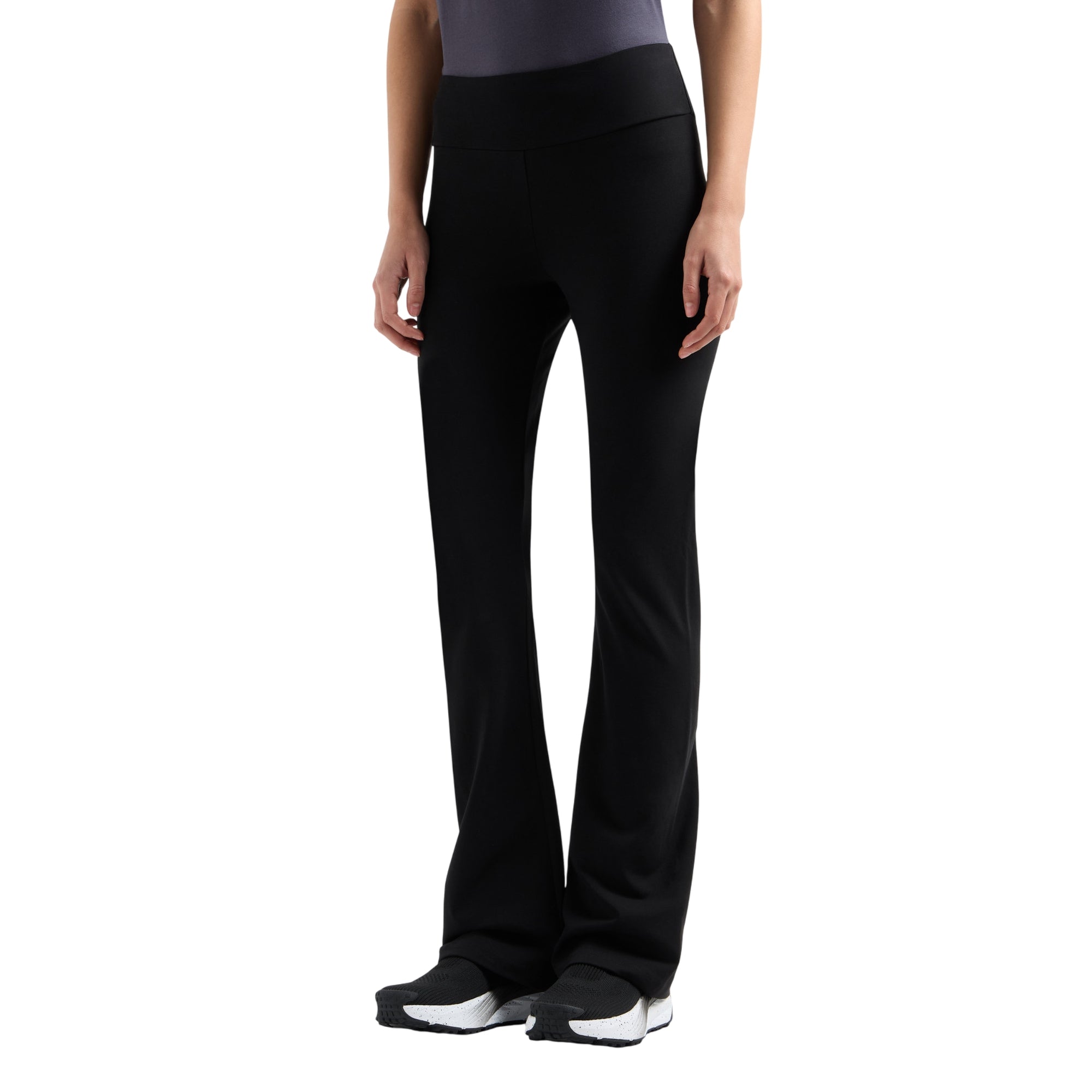 Acquista subito il Leggings Donna, realizzato in morbido cotone stretch, elastico in vita, fondo ampio e logo metallico sul retro, firmato Emporio Armani. Vieni a scoprire tutta la collezione su noisport.it