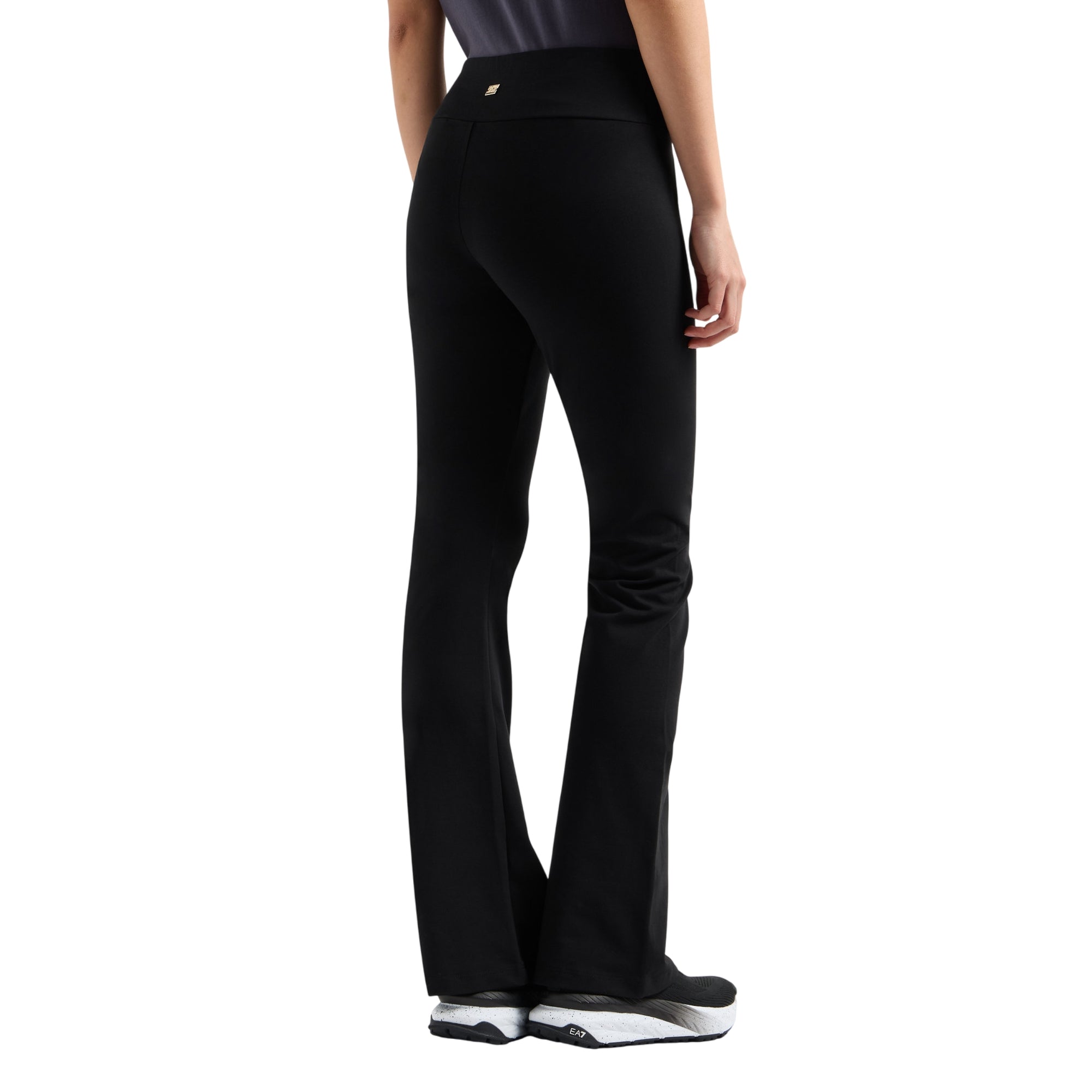 Acquista subito il Leggings Donna, realizzato in morbido cotone stretch, elastico in vita, fondo ampio e logo metallico sul retro, firmato Emporio Armani. Vieni a scoprire tutta la collezione su noisport.it