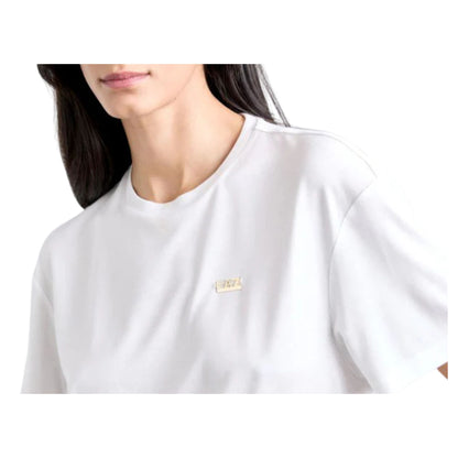 T-shirt Basic Bianca da donna con logo mini modella frontale ravvicinata