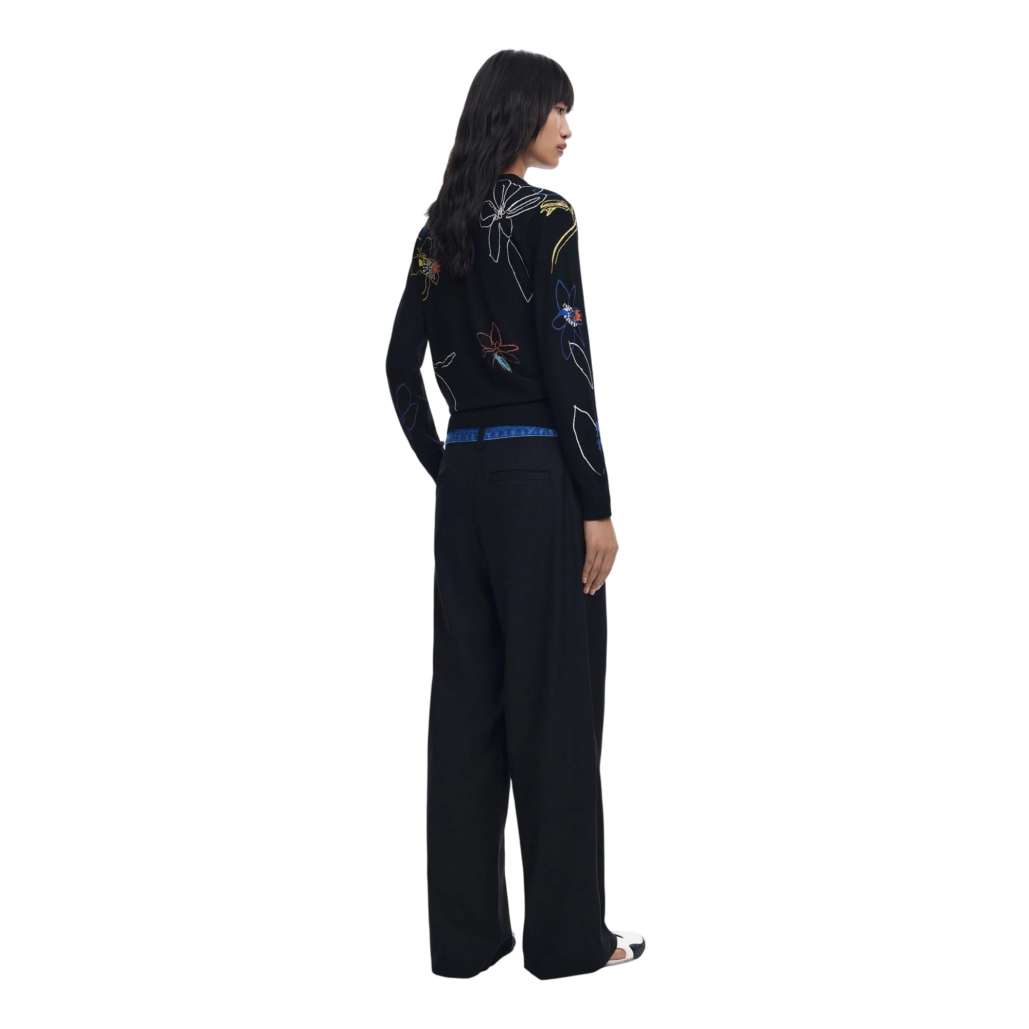 Maglia Donna Nera, con una scollatura girocollo e fantasia floreale a contrasto