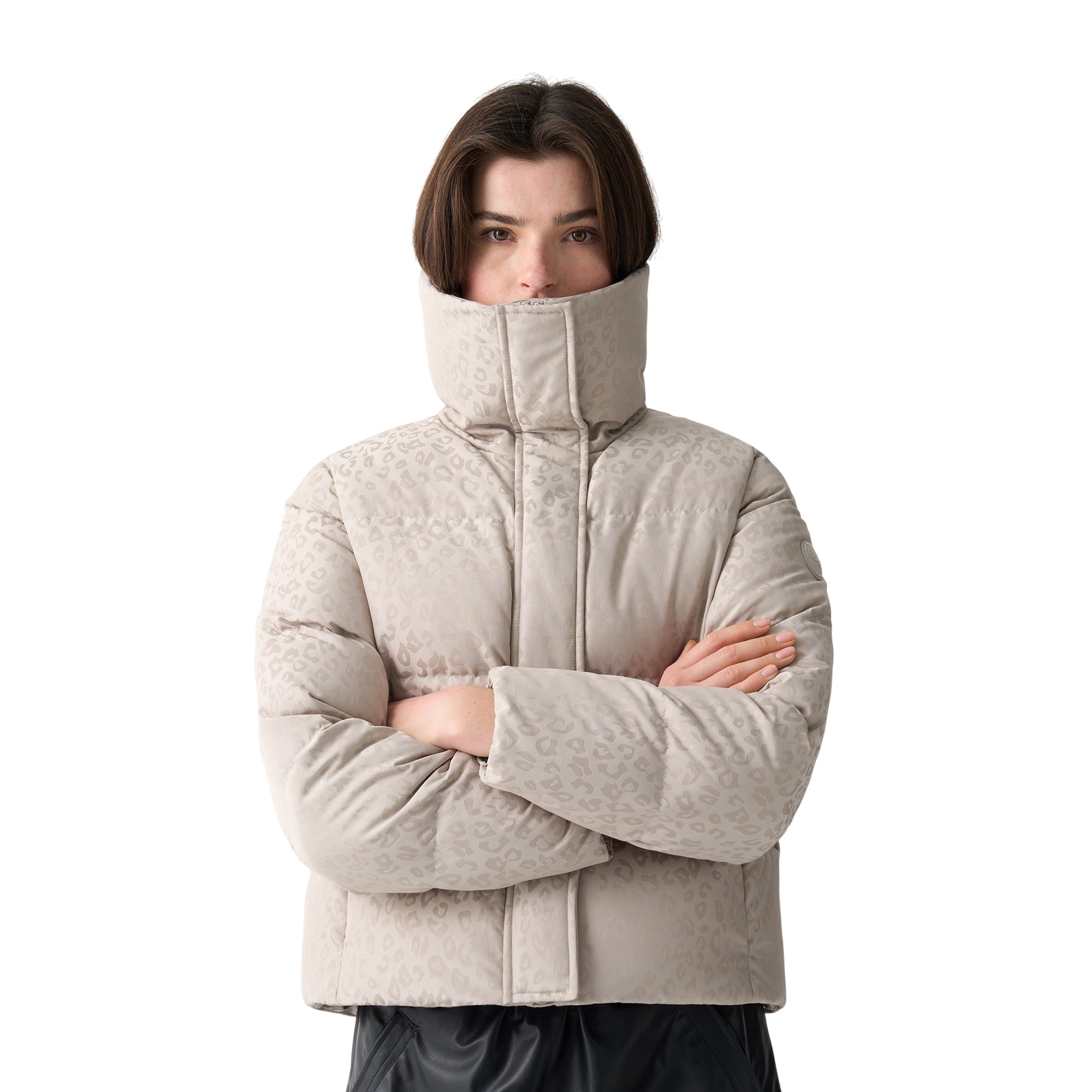 Donna Piumino Corto Beige animalier con maxi collo modella frontale