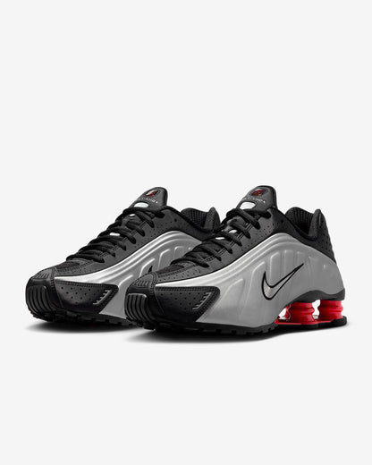 Sneakers Uomo Shox R4 Argento con molle a contrasto e logo laterale 