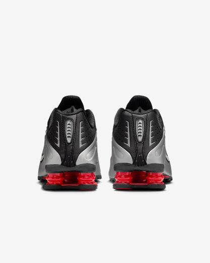 Sneakers Uomo Shox R4 Argento con molle a contrasto e logo laterale 
