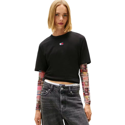 Maglietta con distintivo squadrato modella frontale
